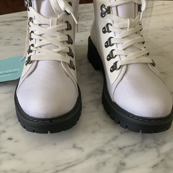 NWT white Cliff. Comfortable. Zipper and laces. Never worn. - Picture 7 of 7